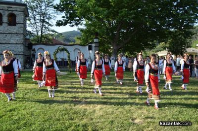 Енинци пресъздадоха ритуалите на Еньовден и минаха под венец от 77 билки