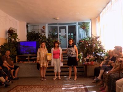 Екип на библиотека „Искра” зарадва възрастните хора от Дом № 3 за Еньовден