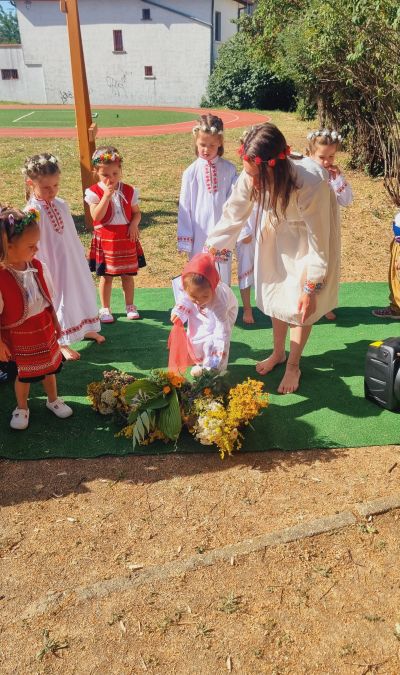 Децата от ДГ „Юрий Гагарин“ отпразнуваха Еньовден