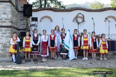 Енинци пресъздадоха ритуалите на Еньовден и минаха под венец от 77 билки