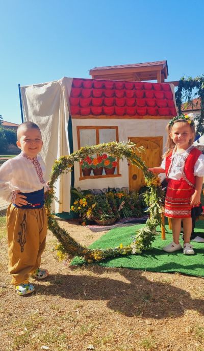 Децата от ДГ „Юрий Гагарин“ отпразнуваха Еньовден