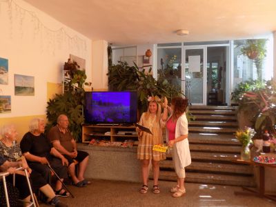 Екип на библиотека „Искра” зарадва възрастните хора от Дом № 3 за Еньовден