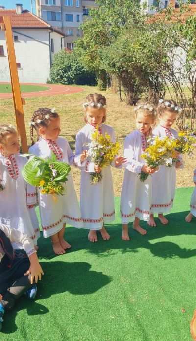 Децата от ДГ „Юрий Гагарин“ отпразнуваха Еньовден