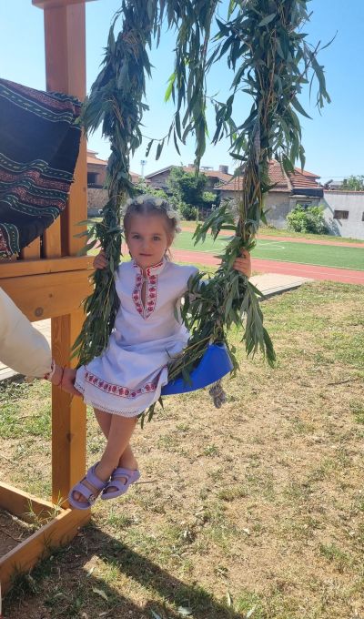 Децата от ДГ „Юрий Гагарин“ отпразнуваха Еньовден