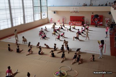 Диамантените момичета гостуваха на казанлъшките гимнастички