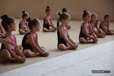 Диамантените момичета гостуваха на казанлъшките гимнастички