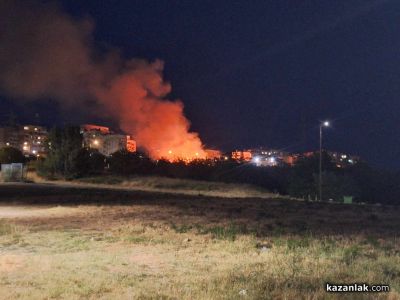 Пожар избухна до бл.39 в Източното на Казанлък след фойерверк шоу / Видео / Обновена