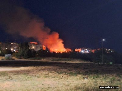 Пожар избухна до бл.39 в Източното на Казанлък след фойерверк шоу / Видео / Обновена / Новини от Казанлък
