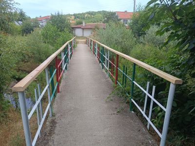 Доброволците от “Взаимопомощ“ преобразиха пешеходен мост в с. Средногорово