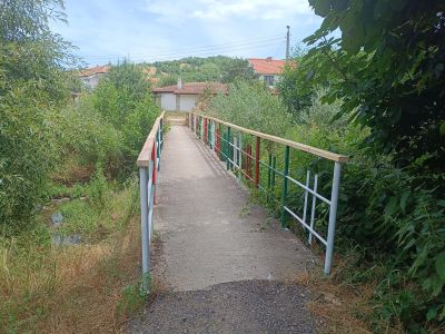 Доброволците от “Взаимопомощ“ преобразиха пешеходен мост в с. Средногорово