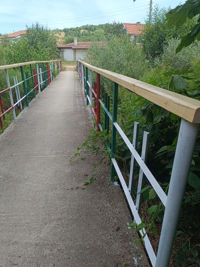 Доброволците от “Взаимопомощ“ преобразиха пешеходен мост в с. Средногорово