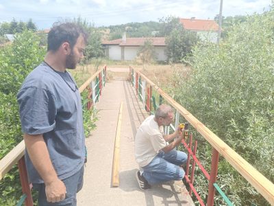 Доброволците от “Взаимопомощ“ преобразиха пешеходен мост в с. Средногорово