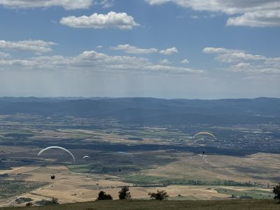 За седма поредна година в Казанлък се провежда състезанието по парапланеризъм Rose Valley XC