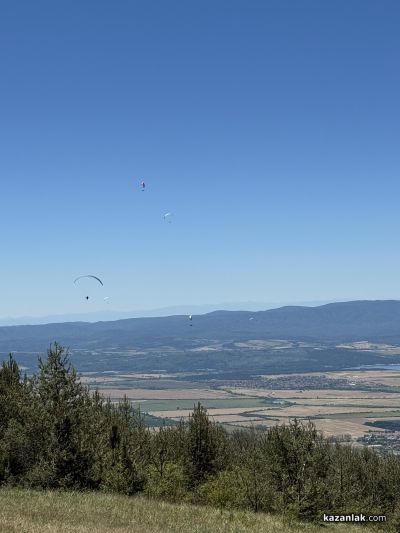 Даниел Димов от Варна спечели първото място на Националния шампионат по парапланеризъм в Казанлък/ Видео 