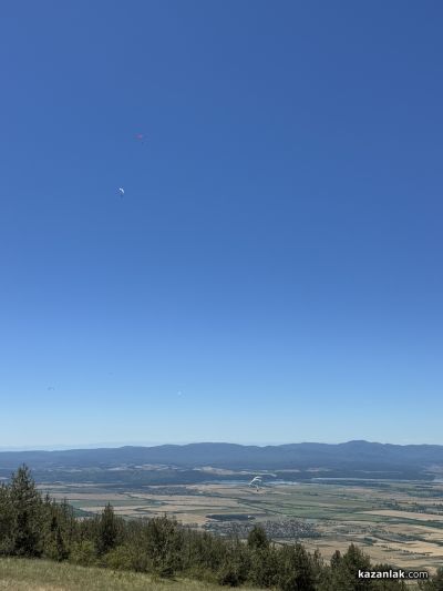 Даниел Димов от Варна спечели първото място на Националния шампионат по парапланеризъм в Казанлък/ Видео 