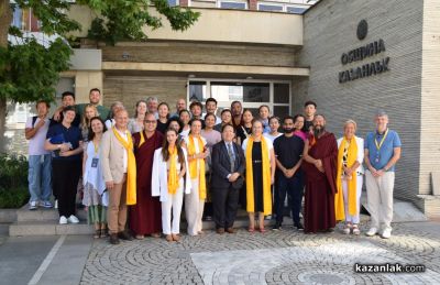 Гости от Тибет посетиха Града на розите и забележителностите му/ ВИДЕО