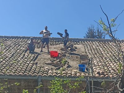 Софиянци ремонтират покрива на шипченския храм “Успение Богородично“