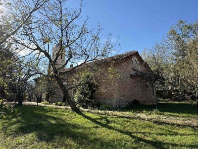 Софиянци ремонтират покрива на шипченския храм “Успение Богородично“