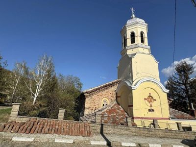 Софиянци ремонтират покрива на шипченския храм “Успение Богородично“