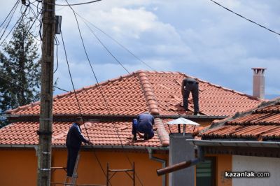 Кауза на доброто: Семейство в неравностойно положение от Шипка, пострадало от бурята, ще получи нов покрив / Новини от Казанлък