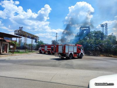 Огнеборци гасиха пожар източно от ЖП гарата в Казанлък  / Новини от Казанлък