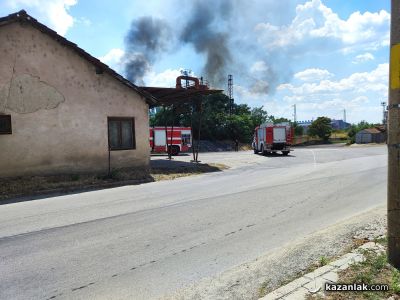 Огнеборци гасиха пожар източно от ЖП гарата в Казанлък 
