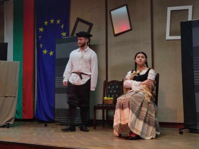 Актьорските таланти на ПГЛПТ с бляскаво представяне в „Етюди от класически пиеси“