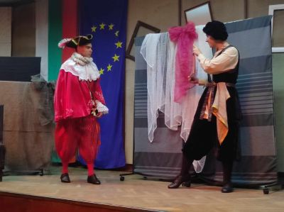 Актьорските таланти на ПГЛПТ с бляскаво представяне в „Етюди от класически пиеси“