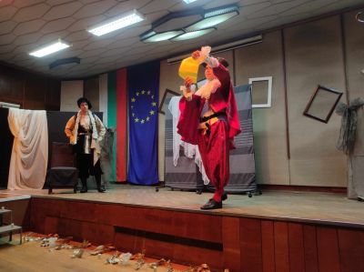 Актьорските таланти на ПГЛПТ с бляскаво представяне в „Етюди от класически пиеси“