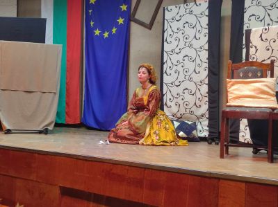 Актьорските таланти на ПГЛПТ с бляскаво представяне в „Етюди от класически пиеси“