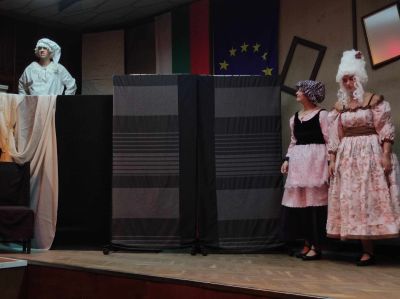 Актьорските таланти на ПГЛПТ с бляскаво представяне в „Етюди от класически пиеси“