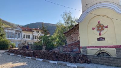 27 доброволци ремонтираха покрива на шипченския храм