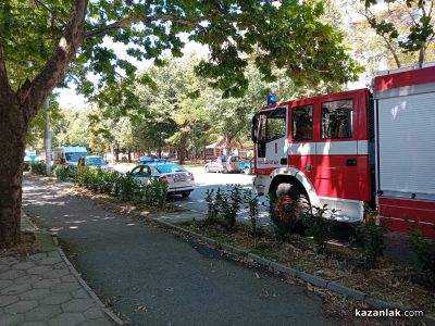 Спасиха мъж заплашващ, че ще скочи от прозорец в Казанлък 