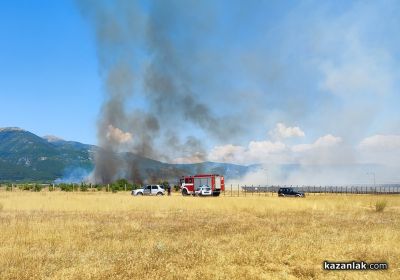 Огнеборци гасят пожар край фотоволтаичен парк до село Голямо Дряново / Новини от Казанлък