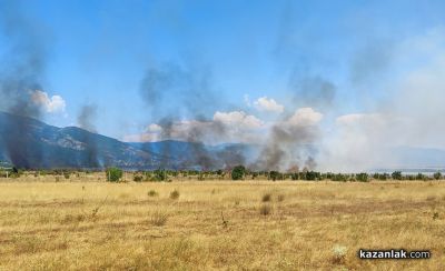 Огнеборци гасят пожар край фотоволтаичен парк до село Голямо Дряново