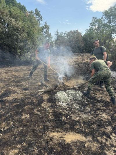 За пореден ден, военните продължават да се борят с пожара край село Отец Паисиево