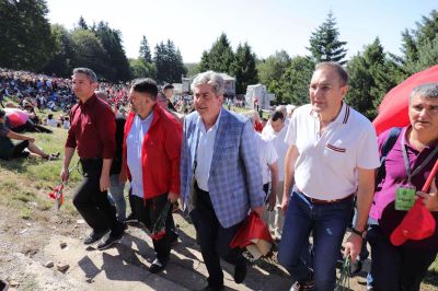 Над 21 000 социалисти се събраха днес на историческата поляна под връх Бузлуджа