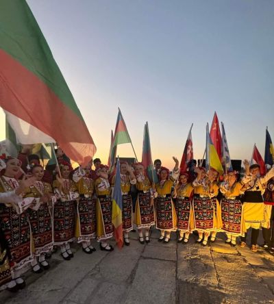 Впечатляващият ансамбъл “Детелини“ покоряват и фестивала “Буюкчекмедже“