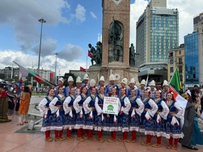 Впечатляващият ансамбъл “Детелини“ покоряват и фестивала “Буюкчекмедже“