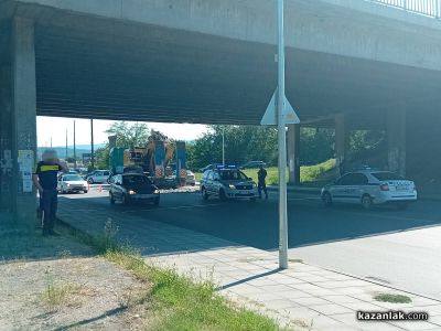 Влекач с багер потроши надлеза до Арсенал