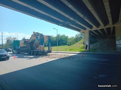 Влекач с багер потроши надлеза до Арсенал