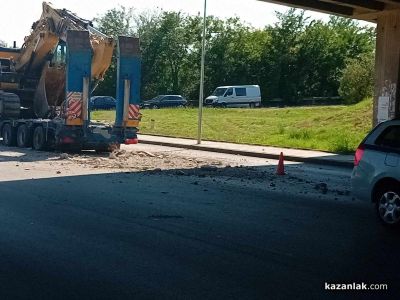 Влекач с багер потроши надлеза до Арсенал