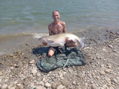 Огромни риби излизат на язовир Копринка / Видео и снимки 