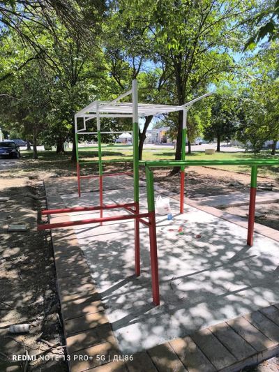 Спортна площадка в Овощник грейна в цветовете на трибагреника