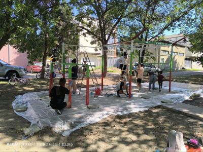 Спортна площадка в Овощник грейна в цветовете на трибагреника