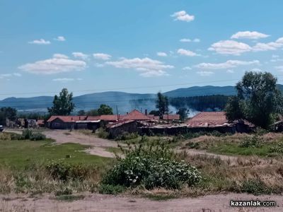 Пожар избухна в стърнище южно от Околовръстния път на Казанлък  / Новини от Казанлък