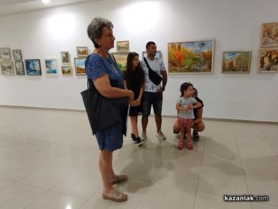 Росица Спиридонова представи в Казанлък първата си самостоятелна изложба 