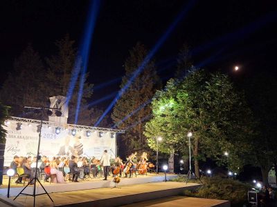 Вълшебен концерт на талантите от “Академия Роза“ зарадва жителите и гостите на град Шипка