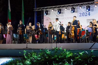 Вълшебен концерт на талантите от “Академия Роза“ зарадва жителите и гостите на град Шипка