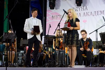 Вълшебен концерт на талантите от “Академия Роза“ зарадва жителите и гостите на град Шипка